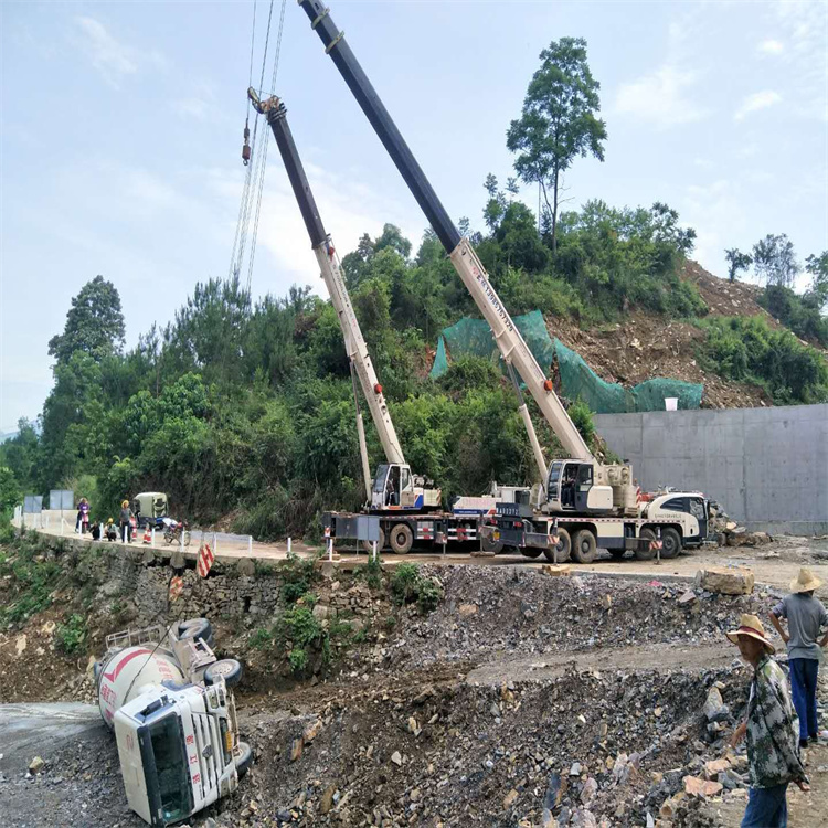 铅山县汽车掉沟里叫吊车救援要多少钱